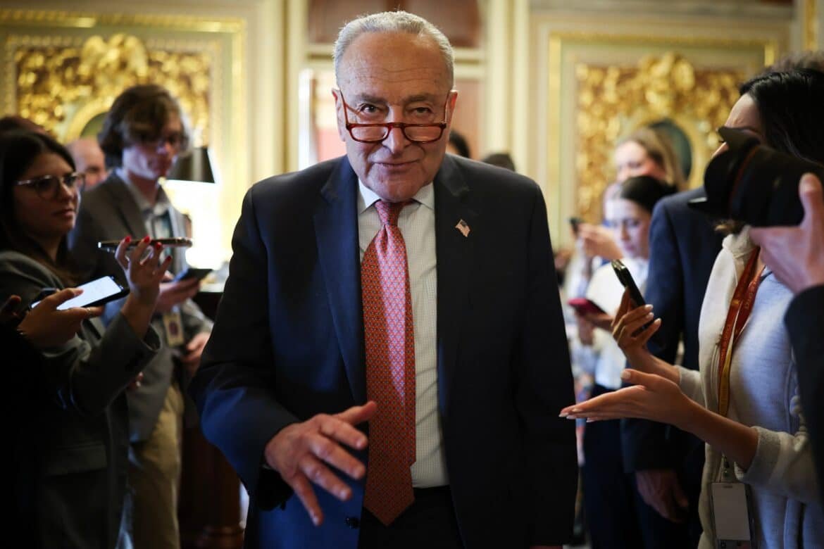 Schumer announces that he will vote to maintain the open government, probably avoiding closure

