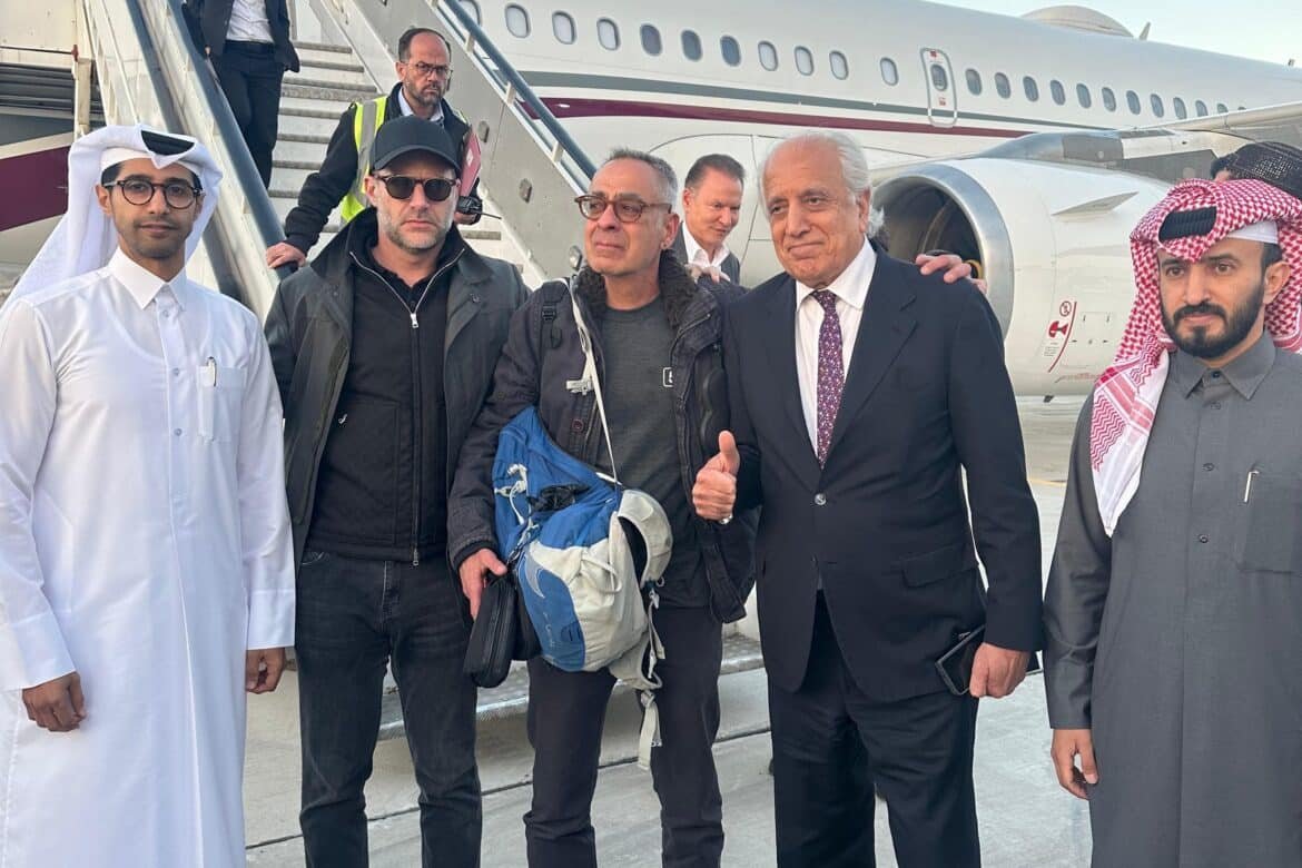 The American George Glezmann released by the Taliban after being Photo: An image of a brochure published by the Qatar Ministry of Foreign Affairs shows the American citizen George Glezmann (c) posing for a photo in Kabul, March 20, 2025, before his departure to Doha.