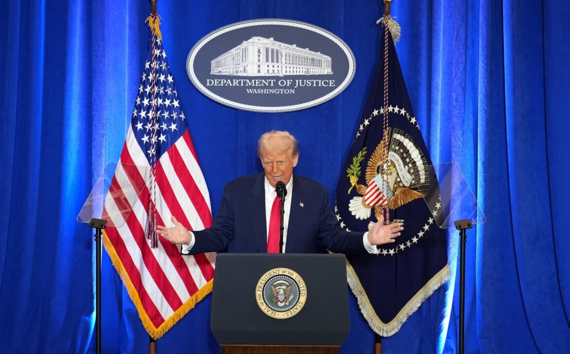 Trump, addressing the lawyers of the Department of Justice, says that those who fight against him are 'slag'

