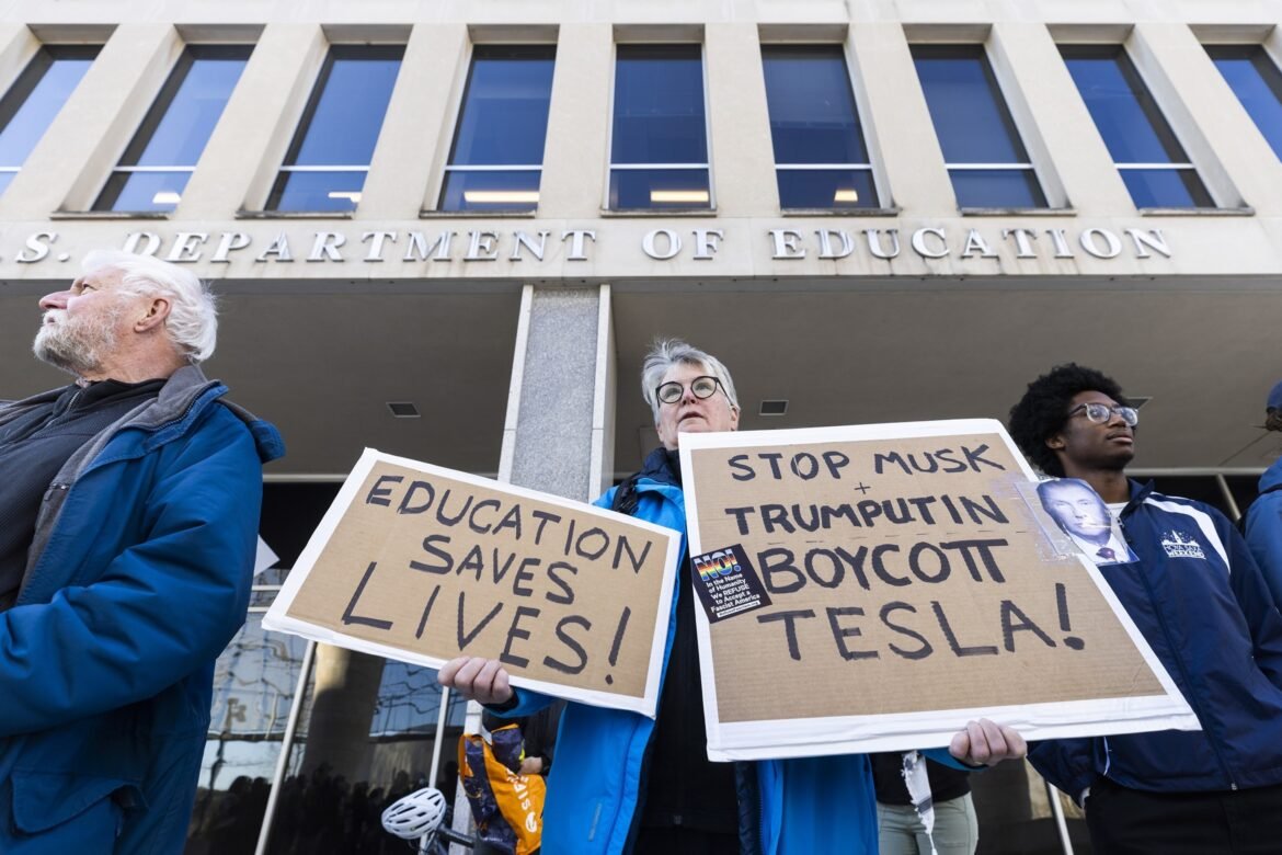 Trump hoped to sign the order of destruption of the Department of Education, the sources say

