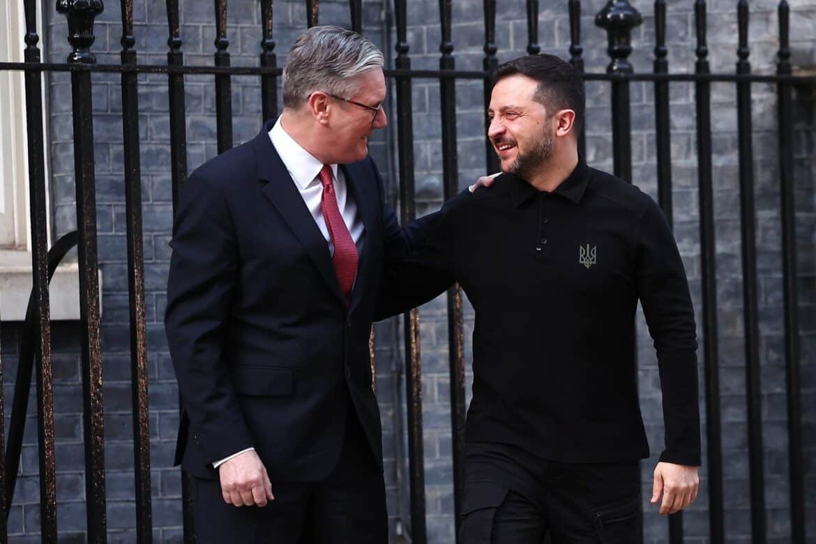 Zelenskyy receives a warm welcome from the British Prime Minister, one day after the White House explosion

