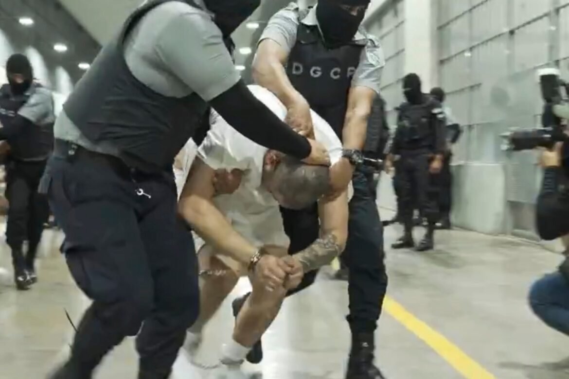 Judge in the case of Abrego García exploits the inaction Photo: The photo without a man identified by Jennifer Vásquez Sura as her husband, Kilmar Abrego García, is directed by force by the guards through the center of confinement of terrorism in Tecoluca, El Salvador.