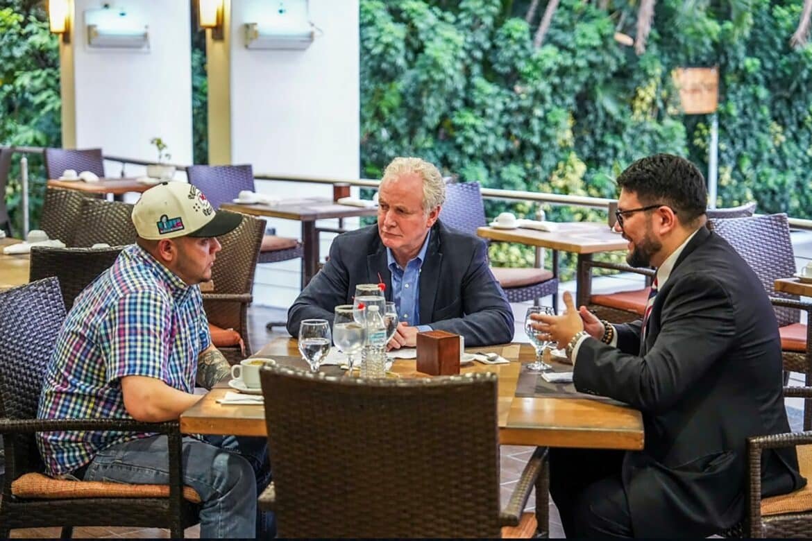 Photo: The American senator Chris Van Hollen celebrates a meeting with the Salvadoran migrant Kilmar Abrego Garcia (L), an American citizen deported by mistake to his country of origin, in a hotel in San Salvador on April 17, 2025.