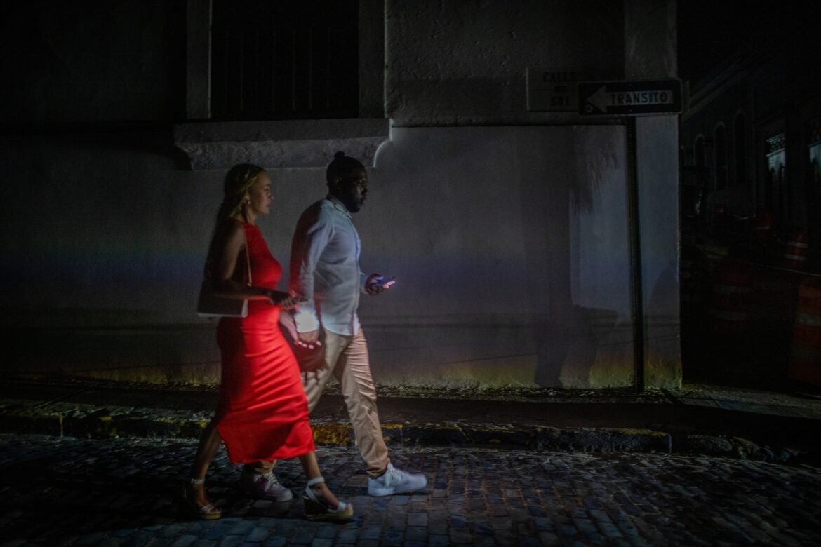Photo: Blackout sinks to Puerto Rico in the dark through the island