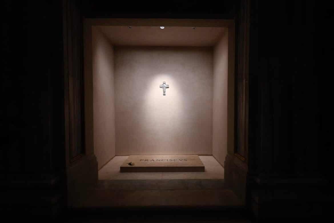 The Vatican releases photos of Pope Francis’s tomb, since it The Vatican releases photos of Pope Francis's tomb, since it opens for public visualization