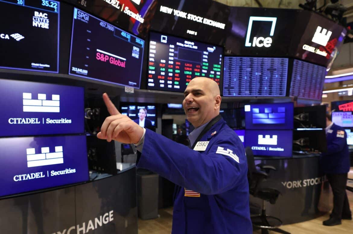 US actions close more, ending the week of historical volatility US actions close more, ending the week of historical volatility with rise