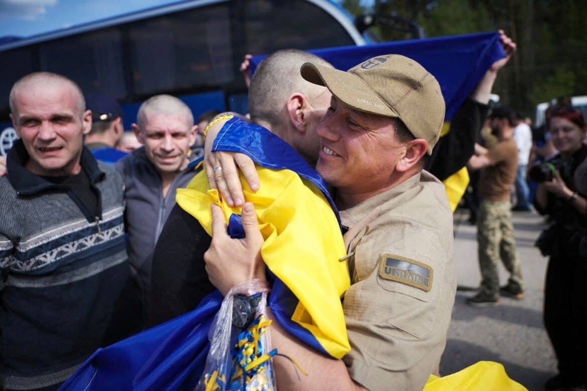 Kyiv hit by Russian attacks as the greatest exchange of prisoners begins

