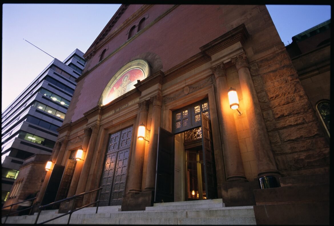 Man arrested outside Washington, DC, Cathedral allegedly had a Molotov cocktail: the police

