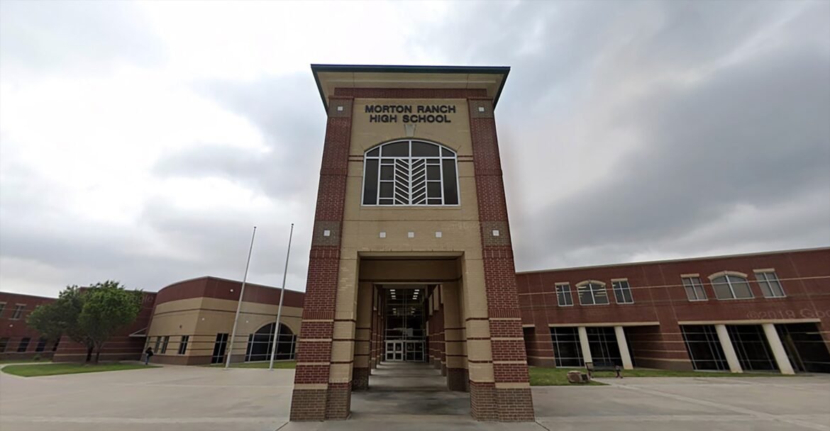 Navy veteran who threatened to shoot up Texas high school, zoo arrested after car chase: police

