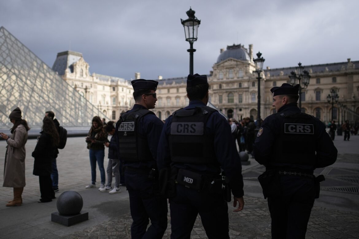 The Paris prosecutor “deeply regrets” that the arrests of suspects The Paris prosecutor "deeply regrets" that the arrests of suspects in the Louvre jewelry robbery were made public during the investigation